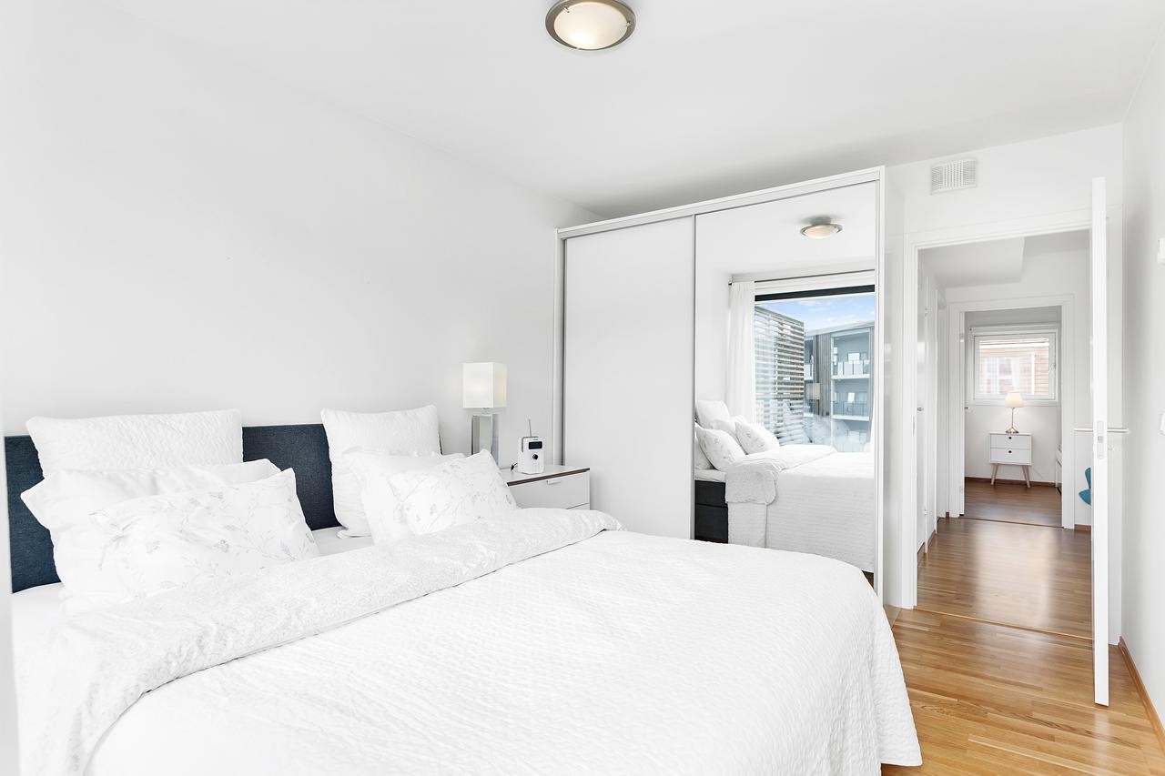 Hovedsoverom innredet med speilbelagt skyvedørsgarderobe Galleribilde