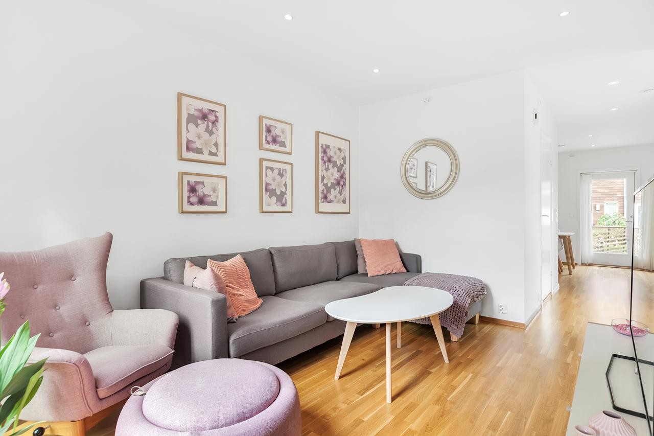 Stue - spotter i tak, listfrie overganger og parkett på gulv Galleribilde