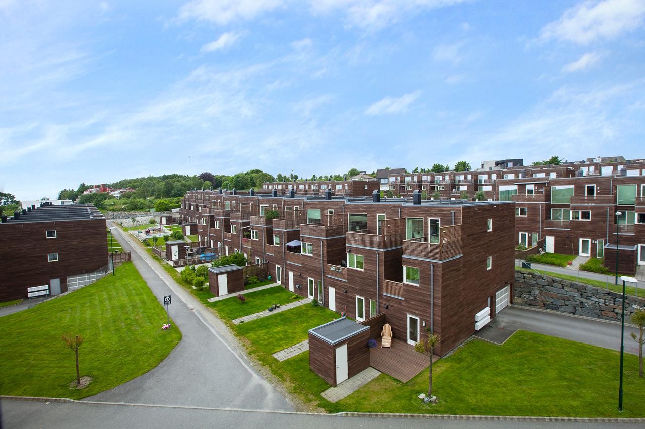 Nyere rekkehus i et etablert og barnevennlig nabolag Galleribilde