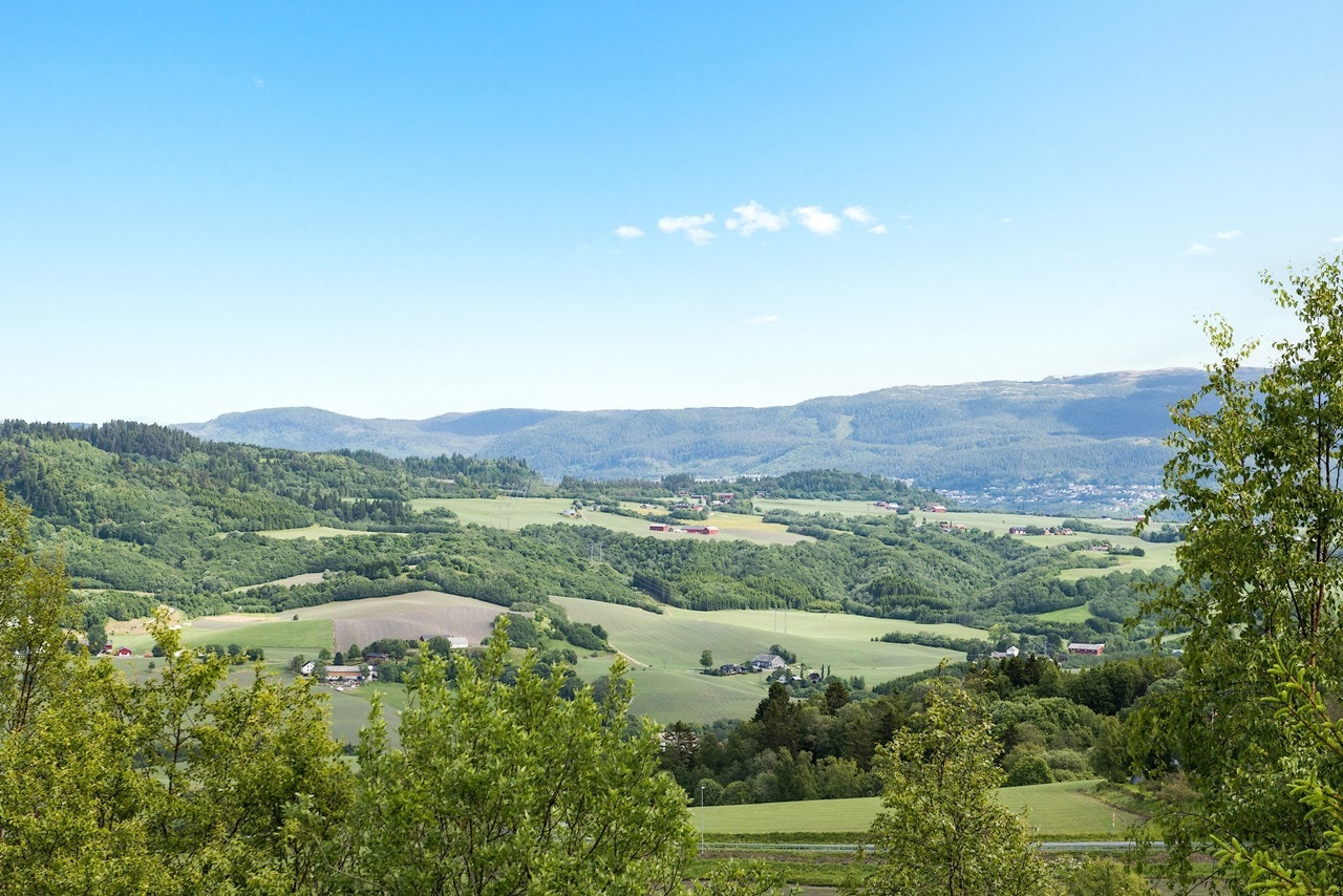 Gled deg til å nyte denne nydelige og langstrakte utsikten fra Marithaugen 11. Velkommen til ei trivelig visning! Galleribilde