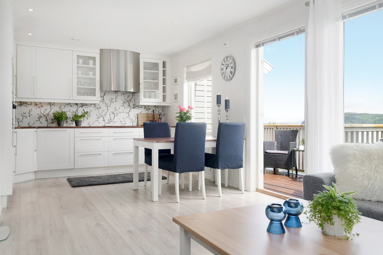 Kjøkkenet er holdt i en pen, tidløs stil, praktisk designet med god benke- og skapplass. Galleribilde