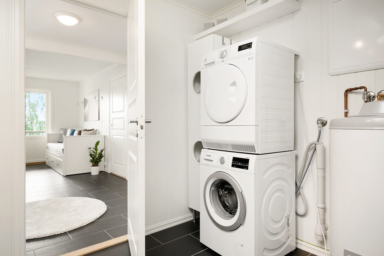 Her har du opplegg til vaskemaskin, samt tørketrommel, i tillegg til en stor varmtvannsbereder. Galleribilde
