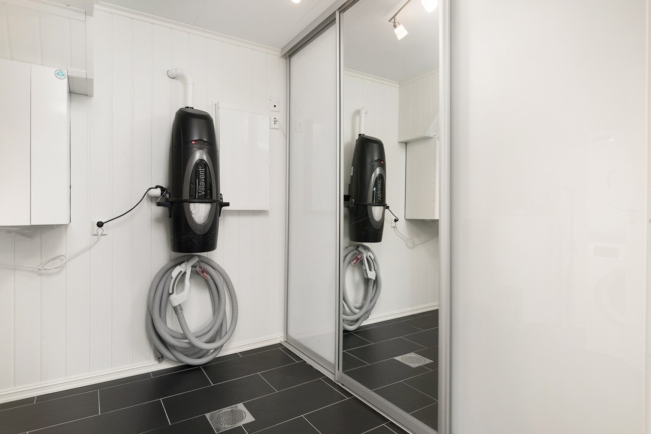 Boligen har et eget vaskerom. I fremkant av bilde sees skyvedørene som tar deg inn til den store walk-in garderoben! Galleribilde