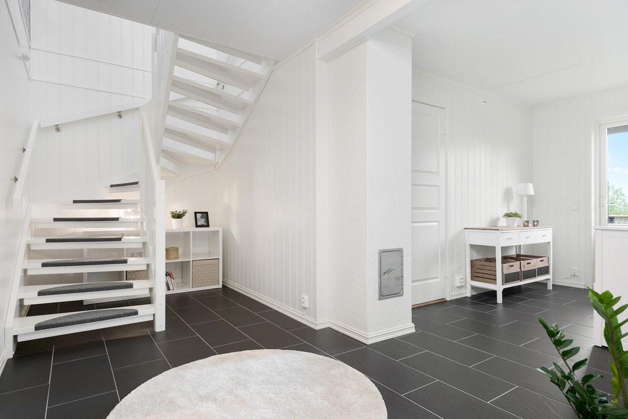 Fra en romslig gang i sokkeletasjen er det utgang til en koselig hageparsell. Galleribilde