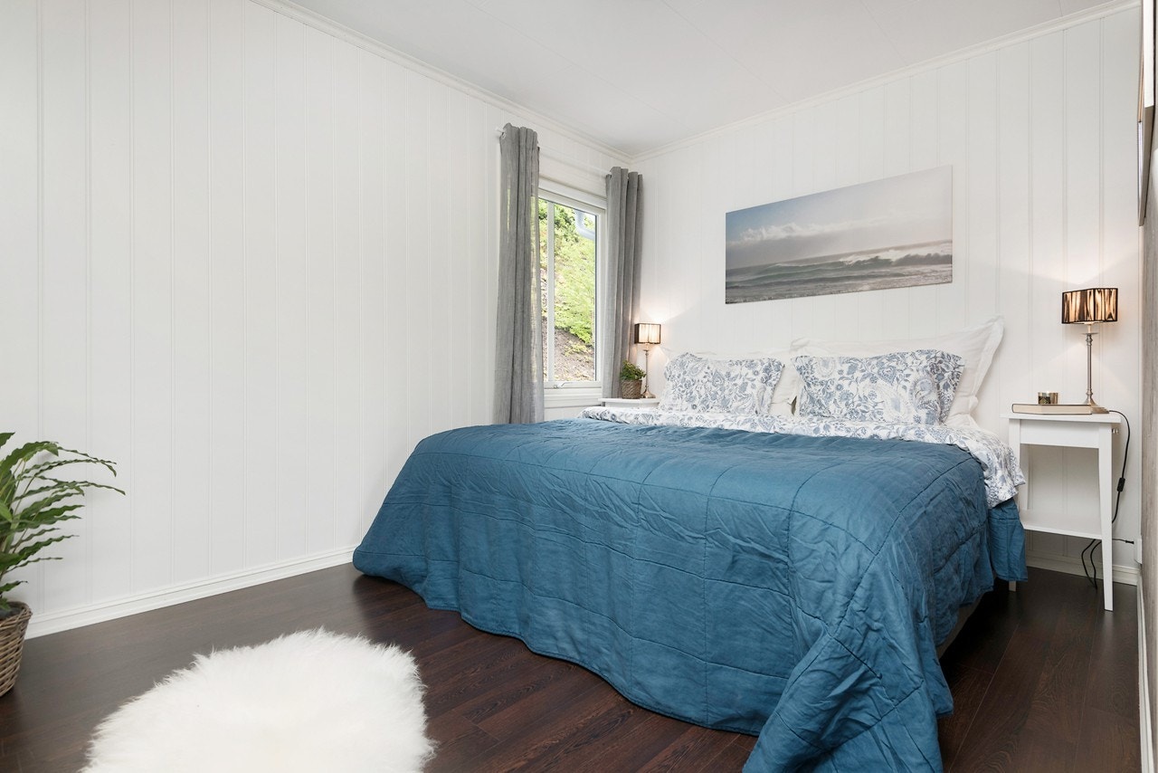 Hovedsoverommet ligger i første etasje og er på underkant av 10 kvm. Galleribilde