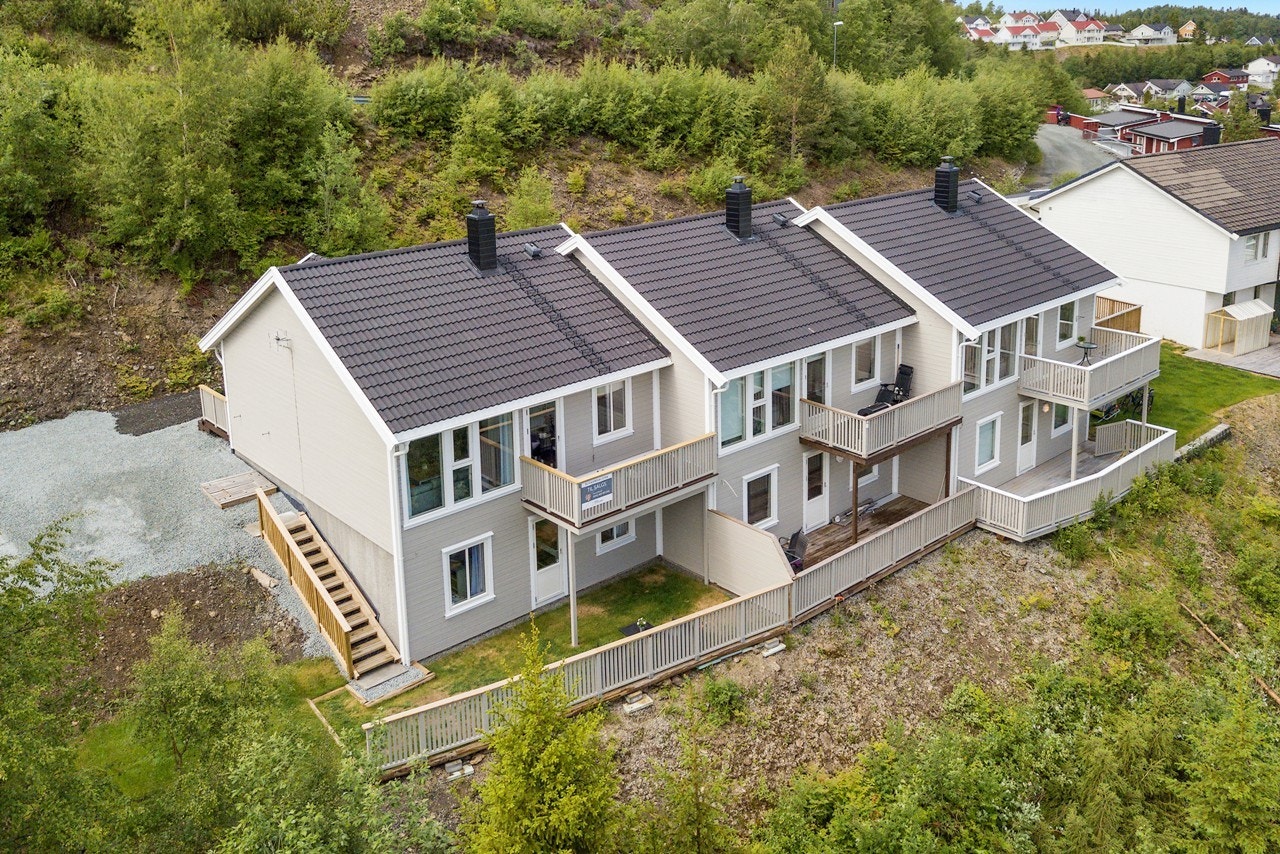 Marithaugen 11 er et enderekkehus med en skjermet beliggenhet innerst i blindvei mot rolig friområde. Galleribilde