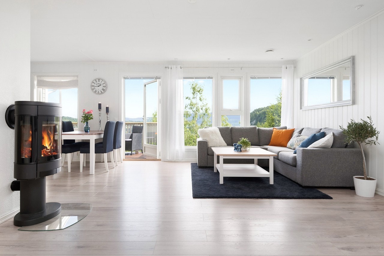 Stuen har store vindusflater som gir rikelig med dagslys og åpner for vidstrakt utsikt. Galleribilde