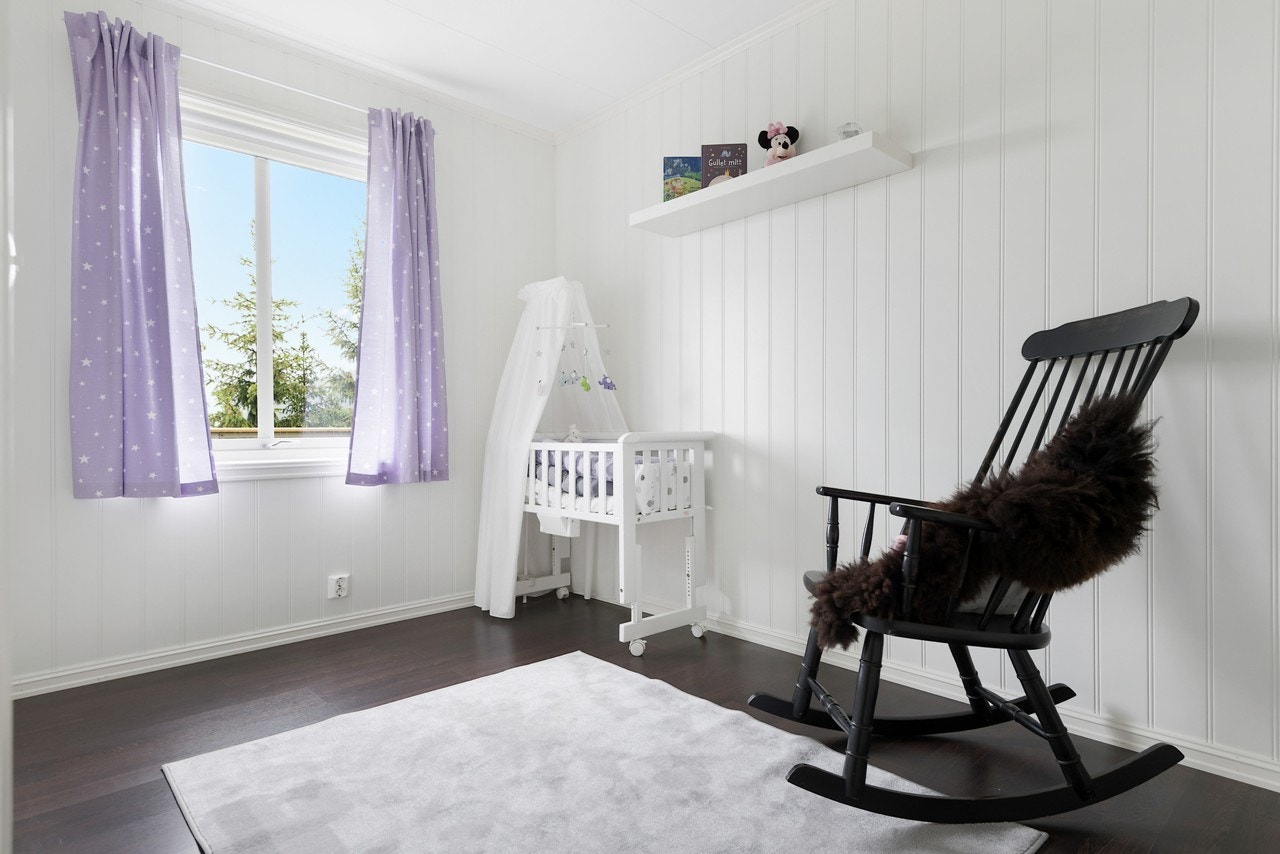 Soverom 2 - Dette soverommet er på underkant av 8 kvm i likhet med det andre soverommet som ligger i sokkeletasjen. Galleribilde