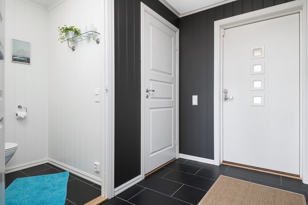 Entréen er tilknyttet både et gjestetoalett og garderoberom/bod. Galleribilde