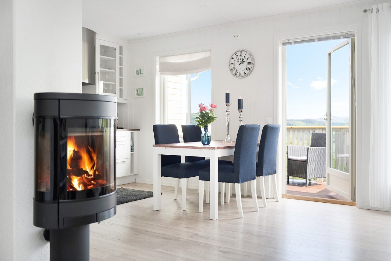 Moderne peisovn med innsyn fra tre sider bidrar til ekstra kos og varme. Galleribilde