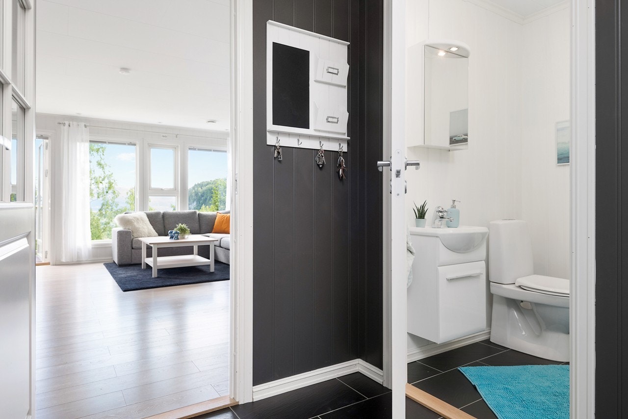 Entréen er pent flislagt med store og delikate fliser, her har du også varmekabler i gulvet. Galleribilde