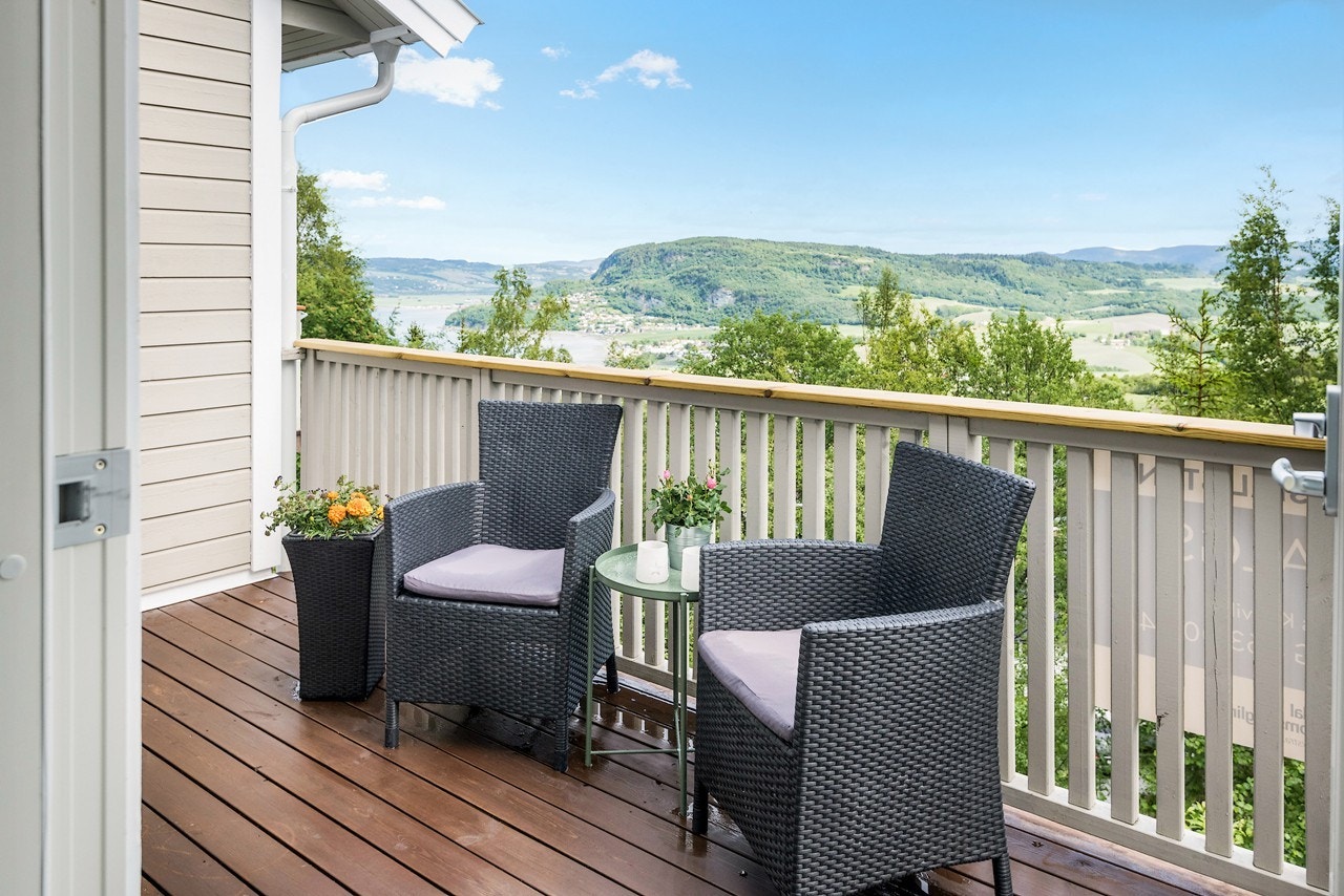 Skjermet balkong med utgang fra stuen. Herfra kan du nyte du morgen- og ettermiddagssolen. Galleribilde