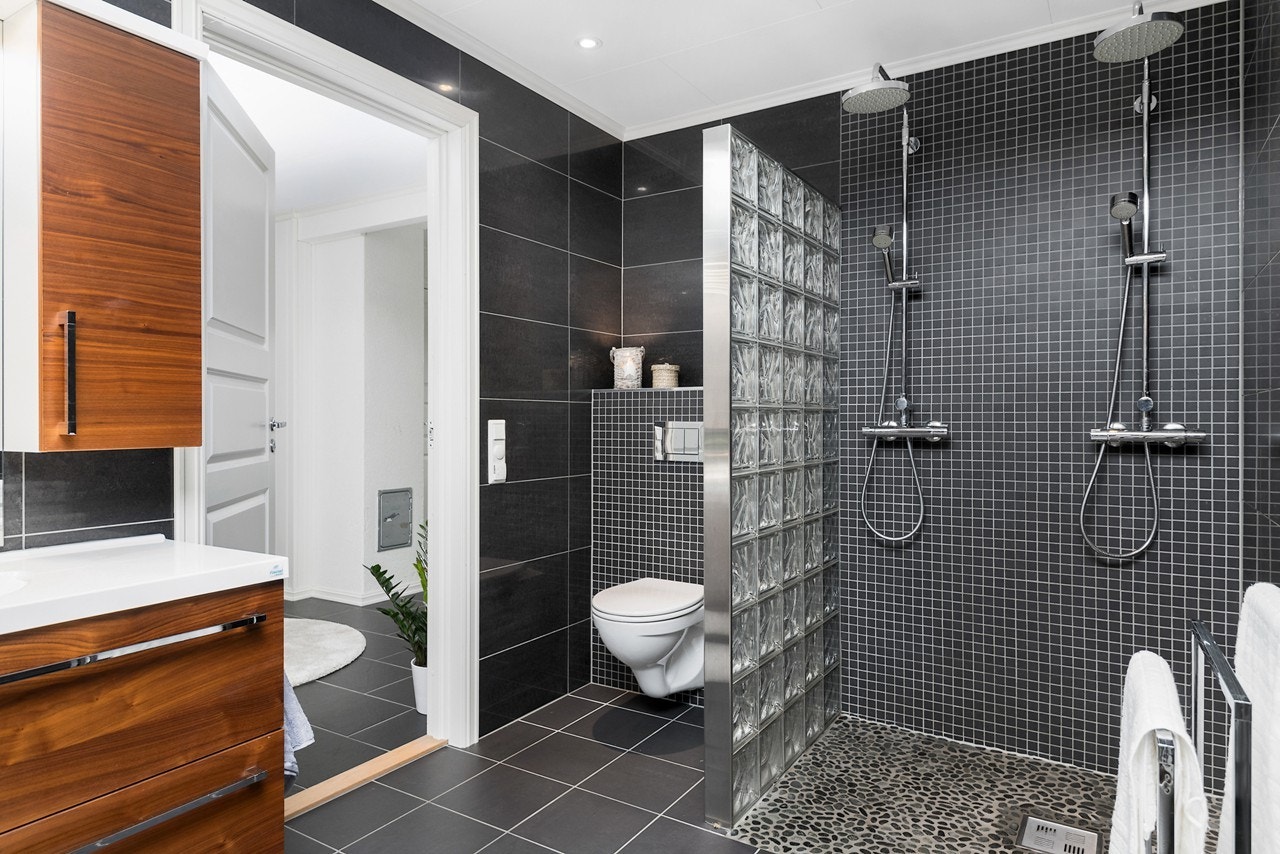 Dobbel dusjnisje med deilig regnfallsdusj gir en god start på dagen. Galleribilde