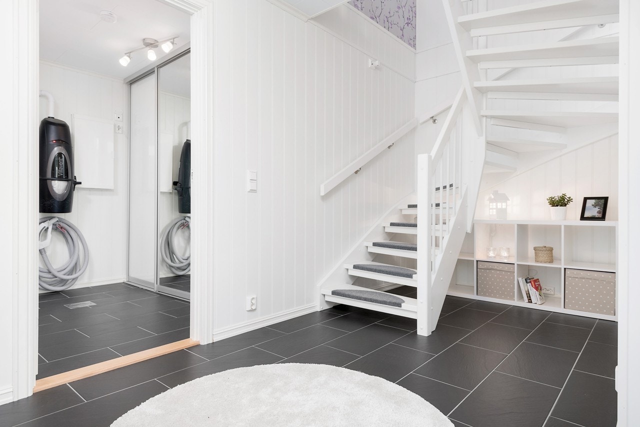 Store deler av sokkeletasjen er flislagt. Hele sokkeletasjen er oppgradert med gulvvarme i alle rom! Galleribilde