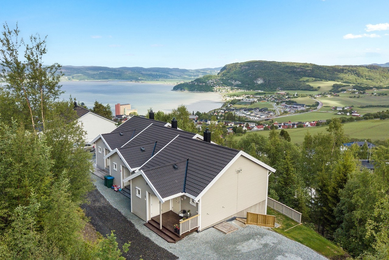 Utenfor boligen har du rikelig med biloppstillingsplasser. Galleribilde