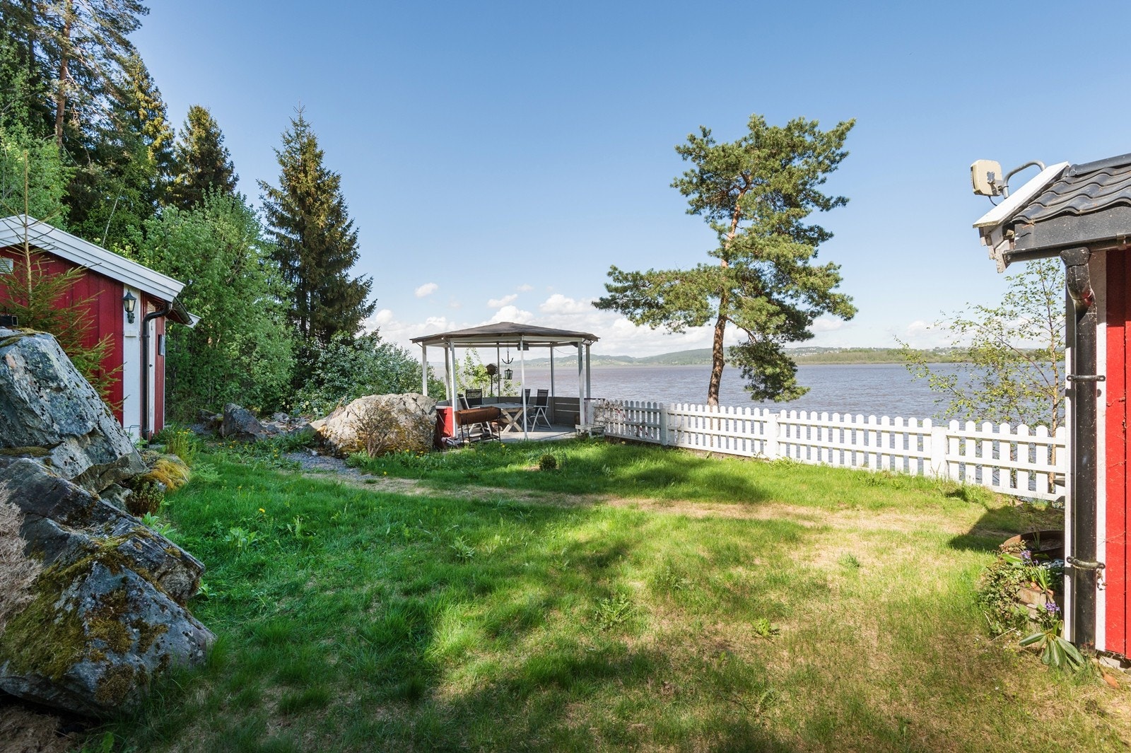 Hage/uthus m/utedo Galleribilde