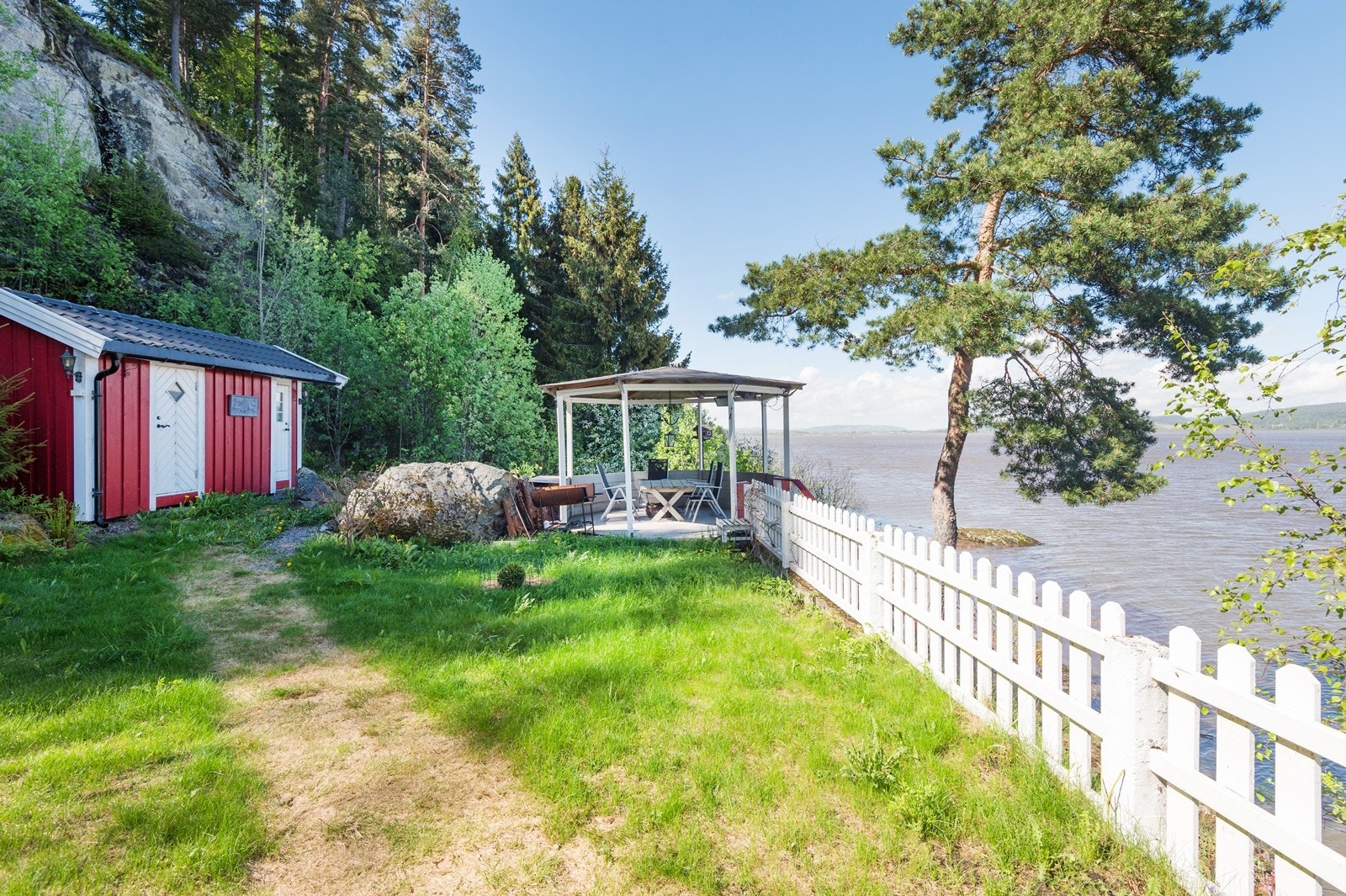 Uthus m/utedo og paviljong Galleribilde