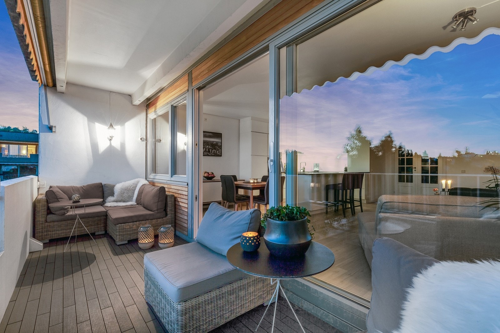 Balkongen er romslig og har overbygg og markise som gir skjerming og en lunere uteplass Galleribilde