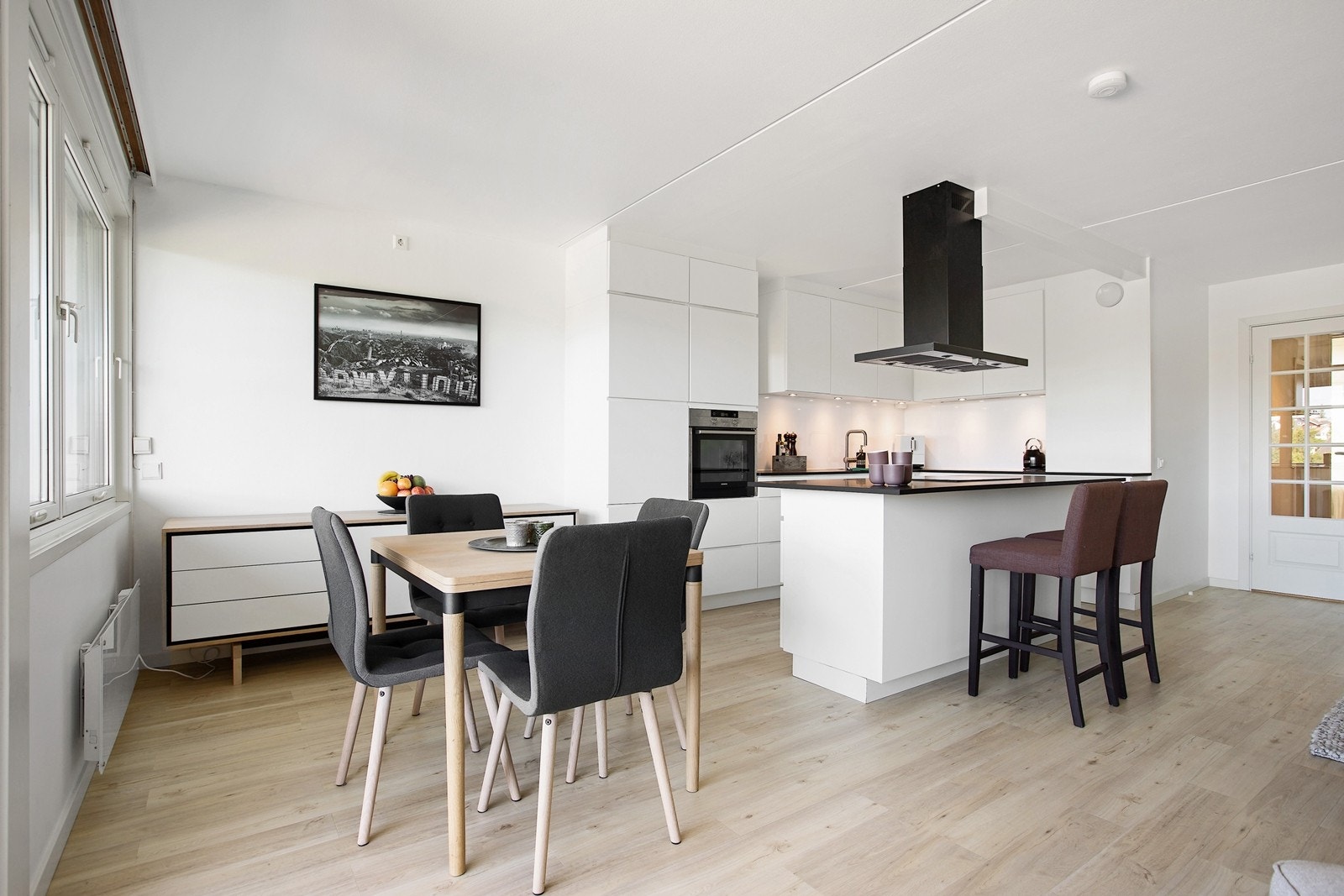 Åpent og flott kjøkken med ny, lekker innredning fra Kvik i 2017 Galleribilde