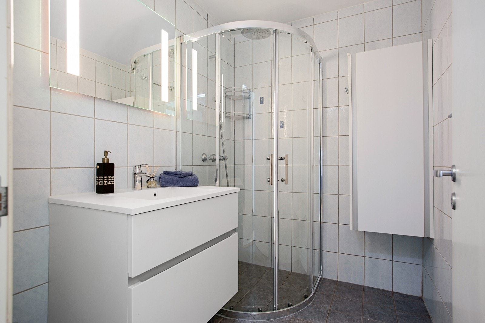 Pent, flislagt baderom med varmekabler i gulv Galleribilde