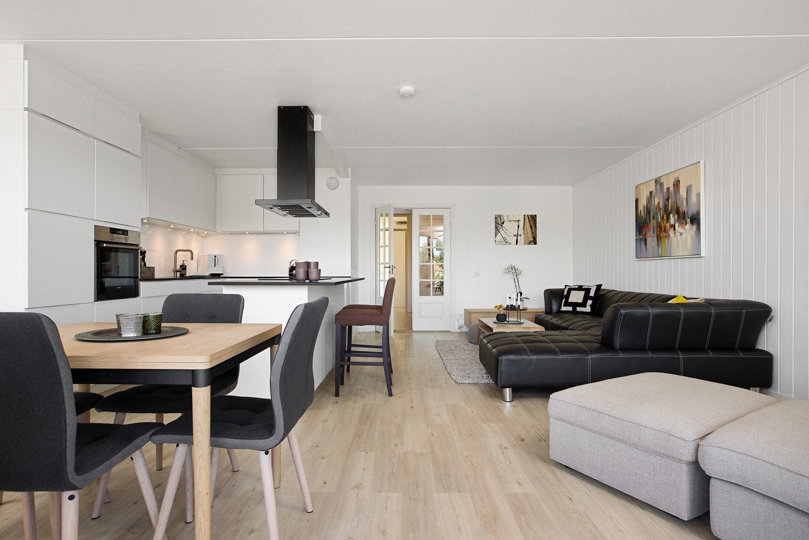 Kjøkken er i åpen løsning mot stuen og en kjøkkenøy deler fint av mellom sonene Galleribilde