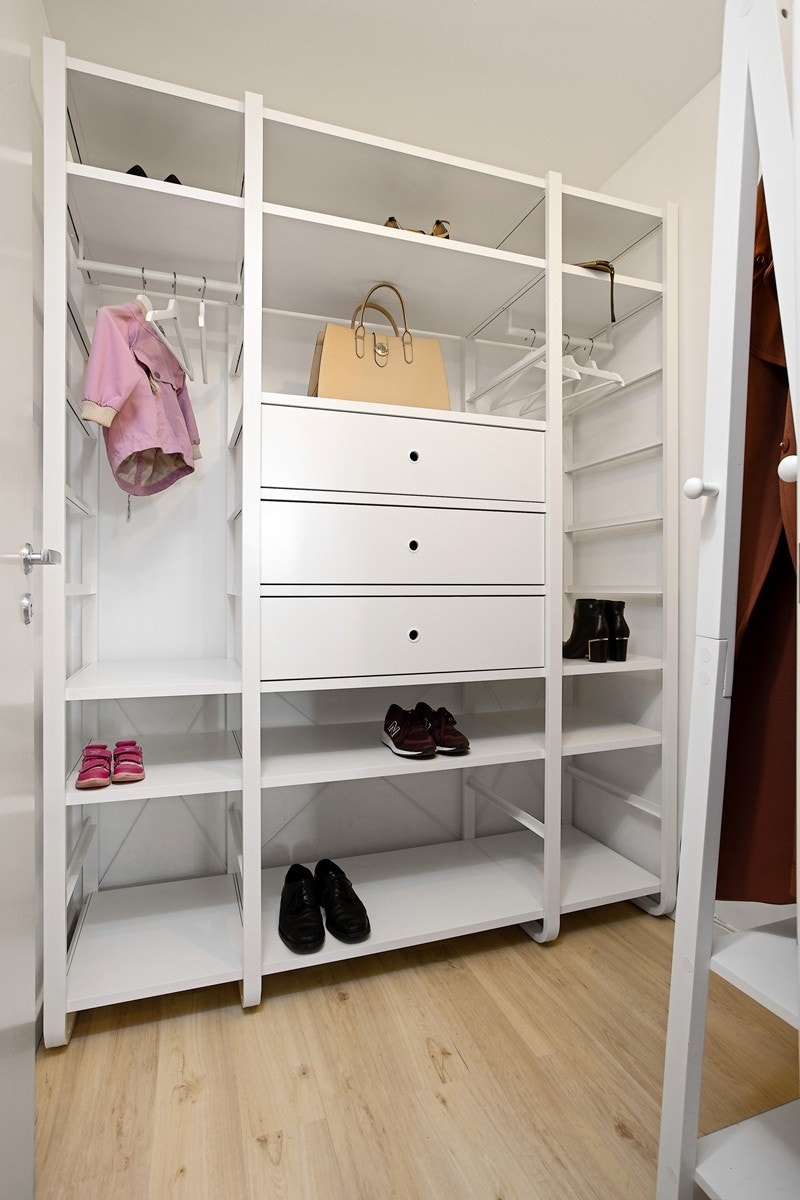 Romslig walk-in closet med adkomst fra entré Galleribilde