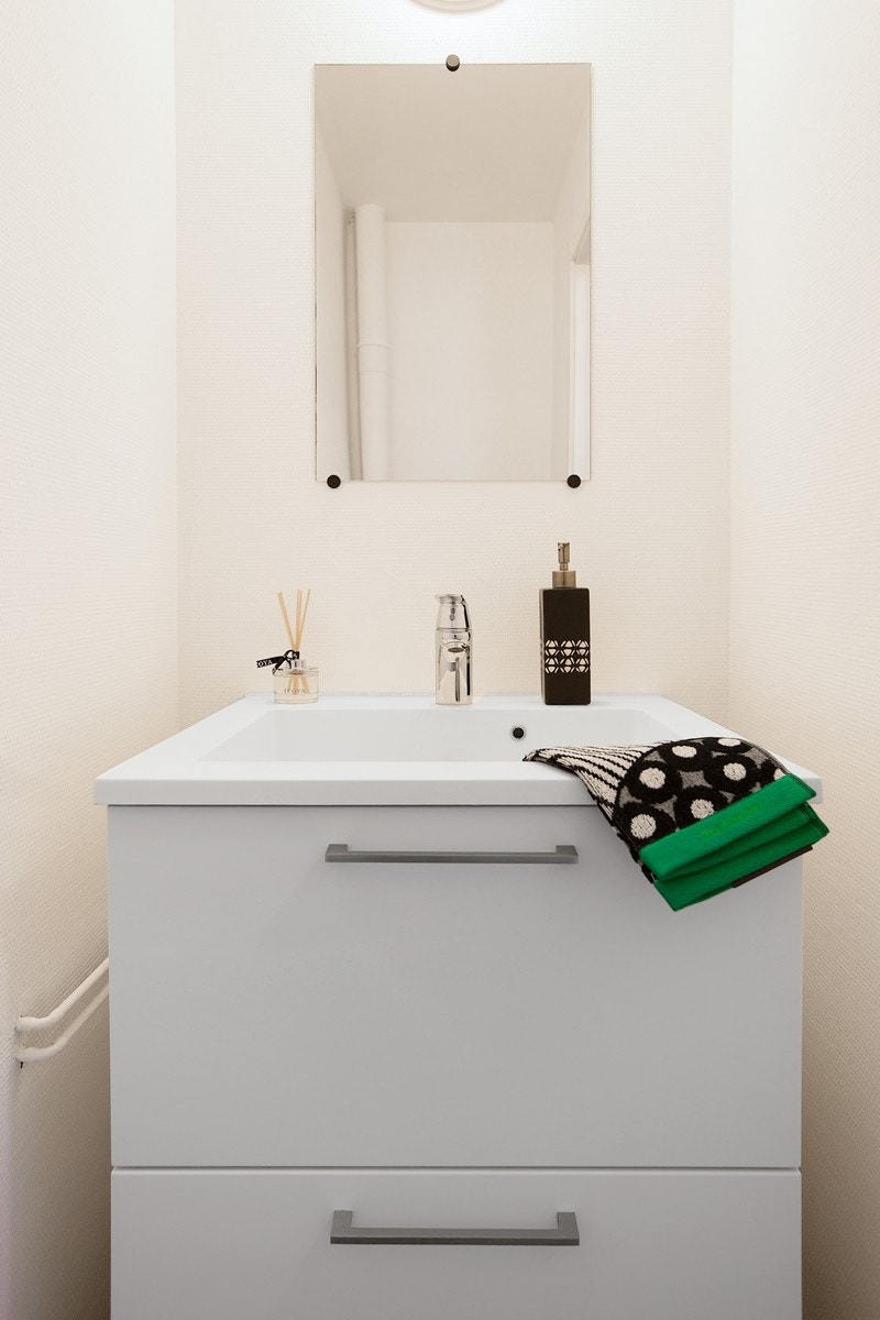 Wc med moderne servant med skuffeløsning Galleribilde