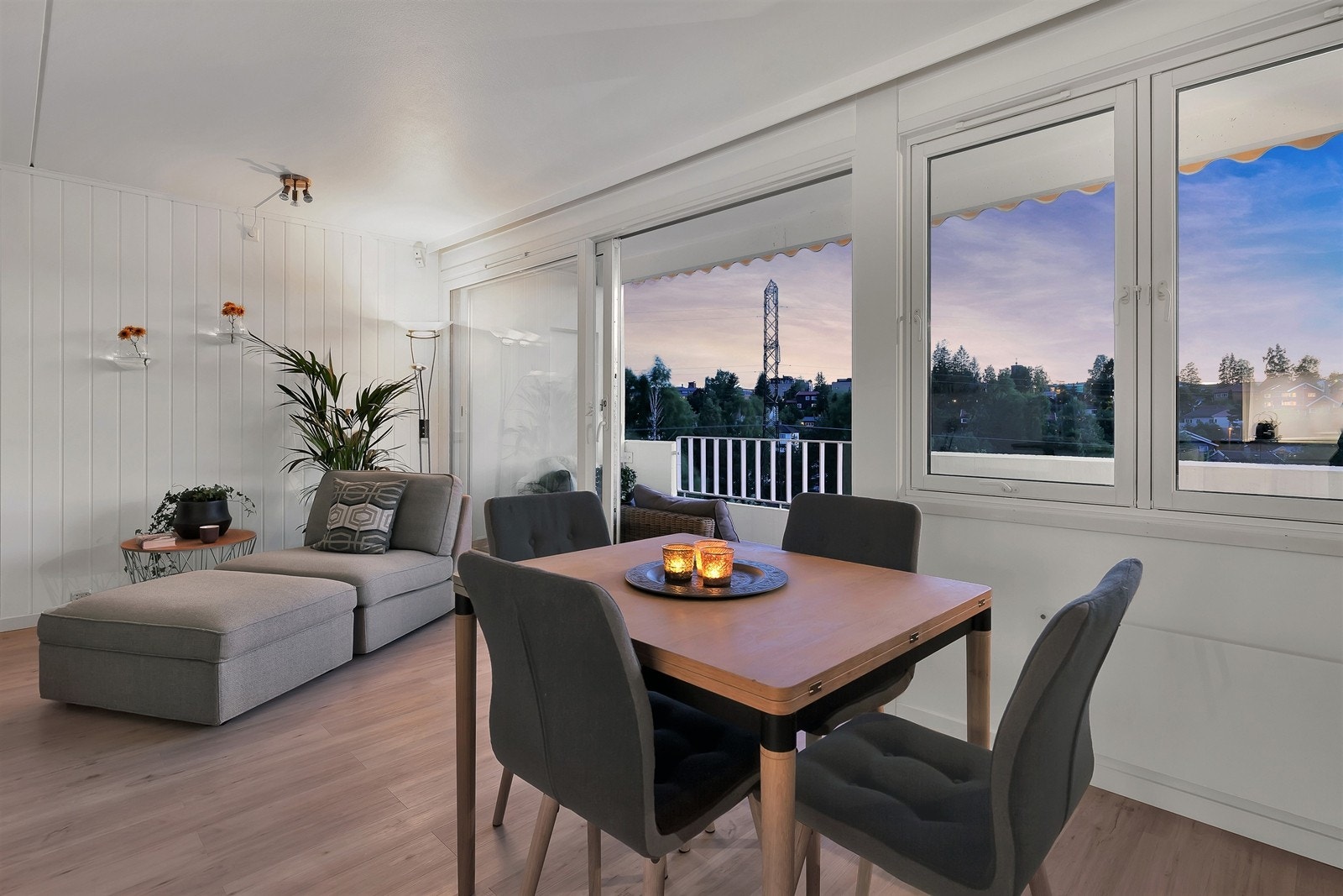 Stuen rommer også plass til spisebord samt en hyggelig lesekrok Galleribilde