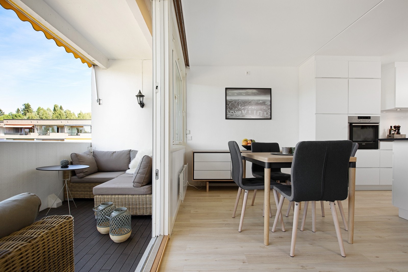 Hyggelig spiseplass ved utgang til den herlige balkongen Galleribilde