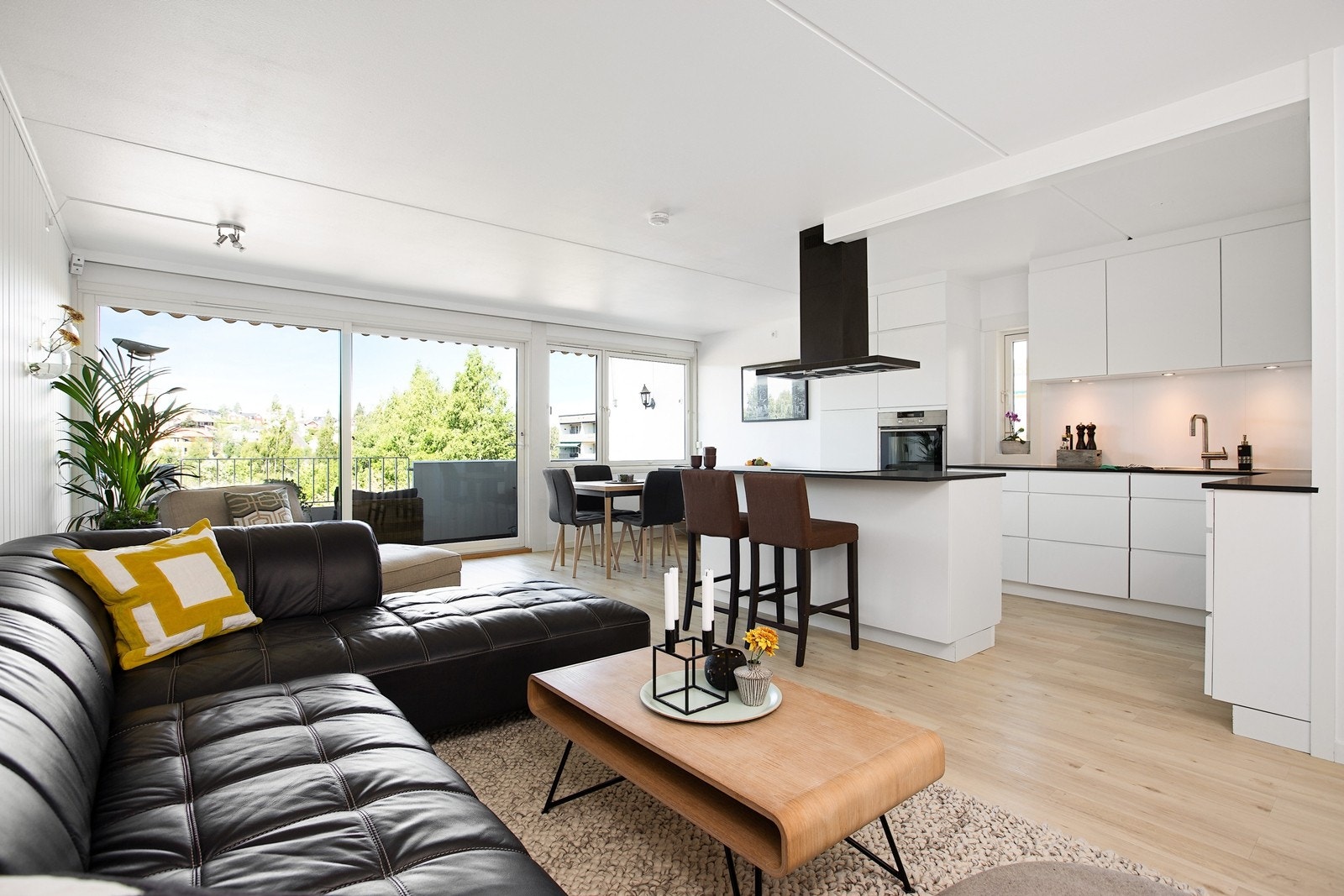 Stuen og kjøkkenet oppleves som et herlig oppholdsrom med flere soner og fleksible bruksmuligheter Galleribilde