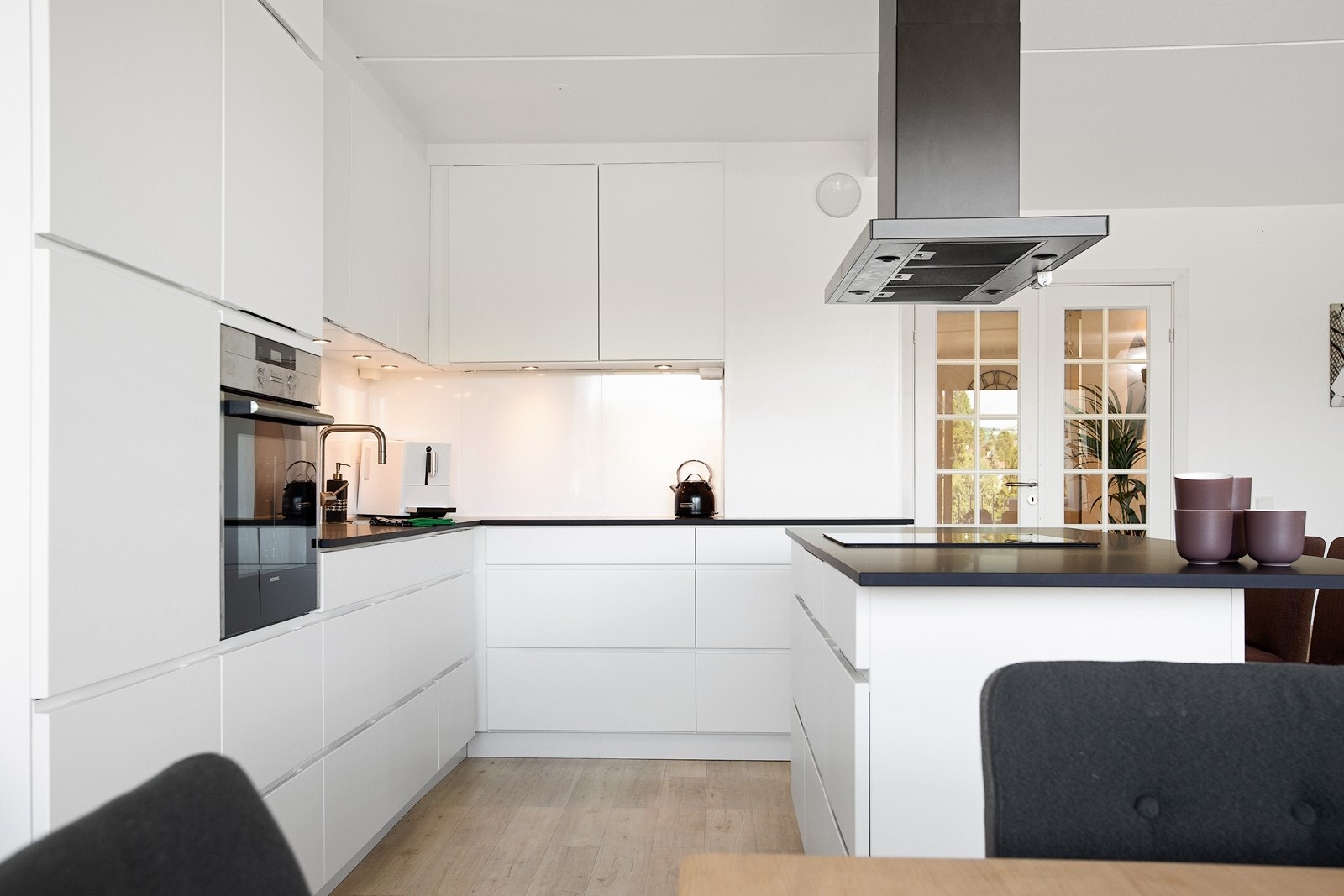 Innholdsrikt og lekkert kjøkken med god skap- og benkeplass. Galleribilde