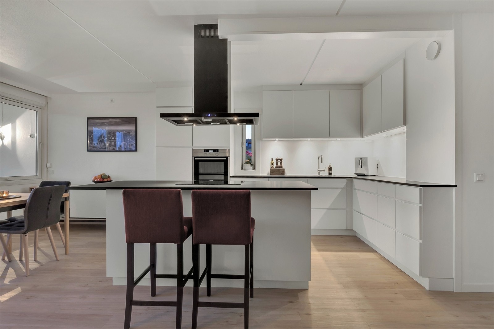 Kjøkkenet har fine detaljer som belysning under overskap og i kjøkkenviften Galleribilde