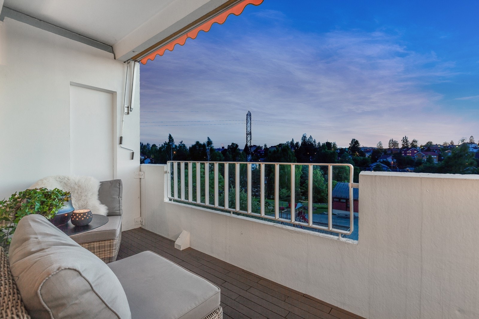 Nydelig og usjenert utsyn fra leilighetens flotte balkong Galleribilde