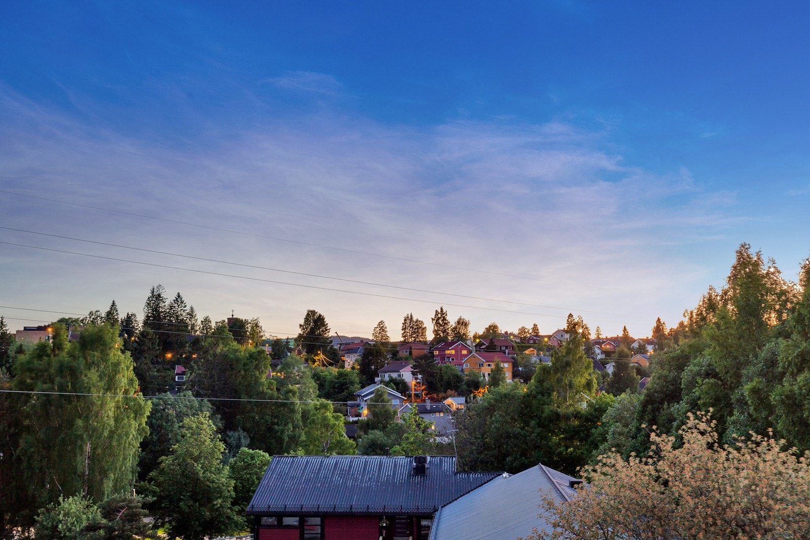 Nydelig utsikt over grønne, hyggelige omgivelser Galleribilde