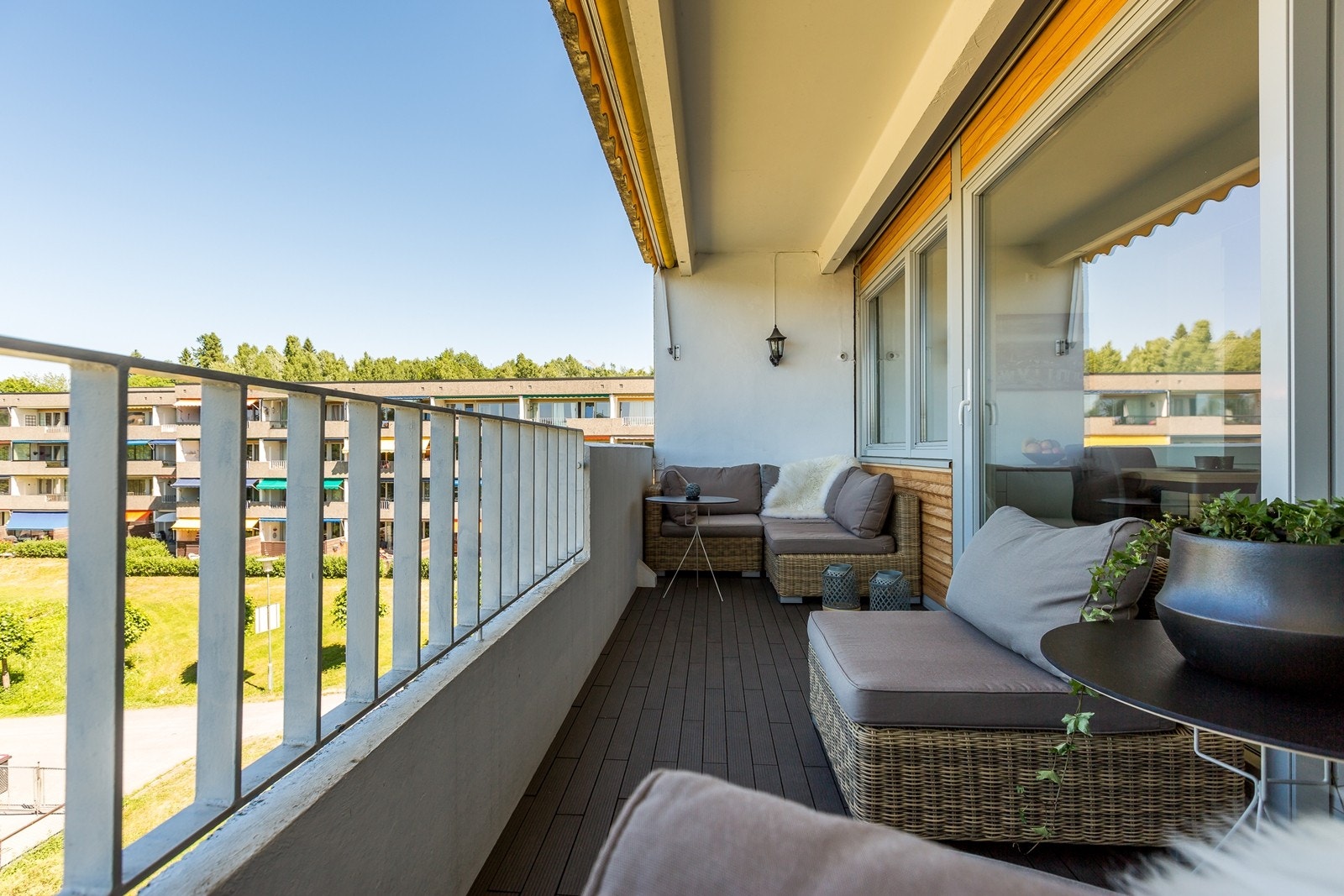 Romslig og flott balkong på ca. 11 kvm med meget gode solforhold Galleribilde