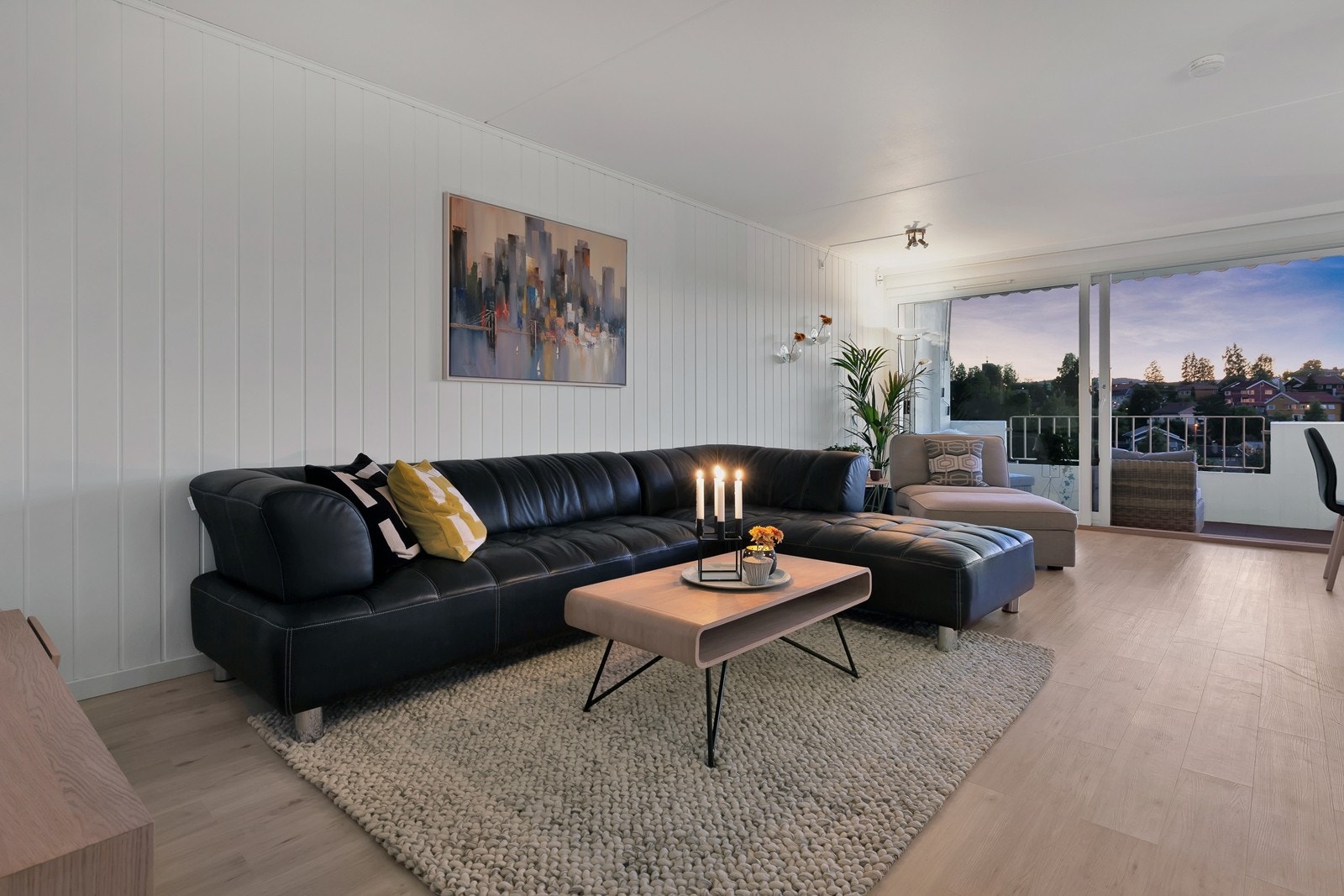 Det er nydelig utsyn selv, fra sofakroken i leiligheten Galleribilde