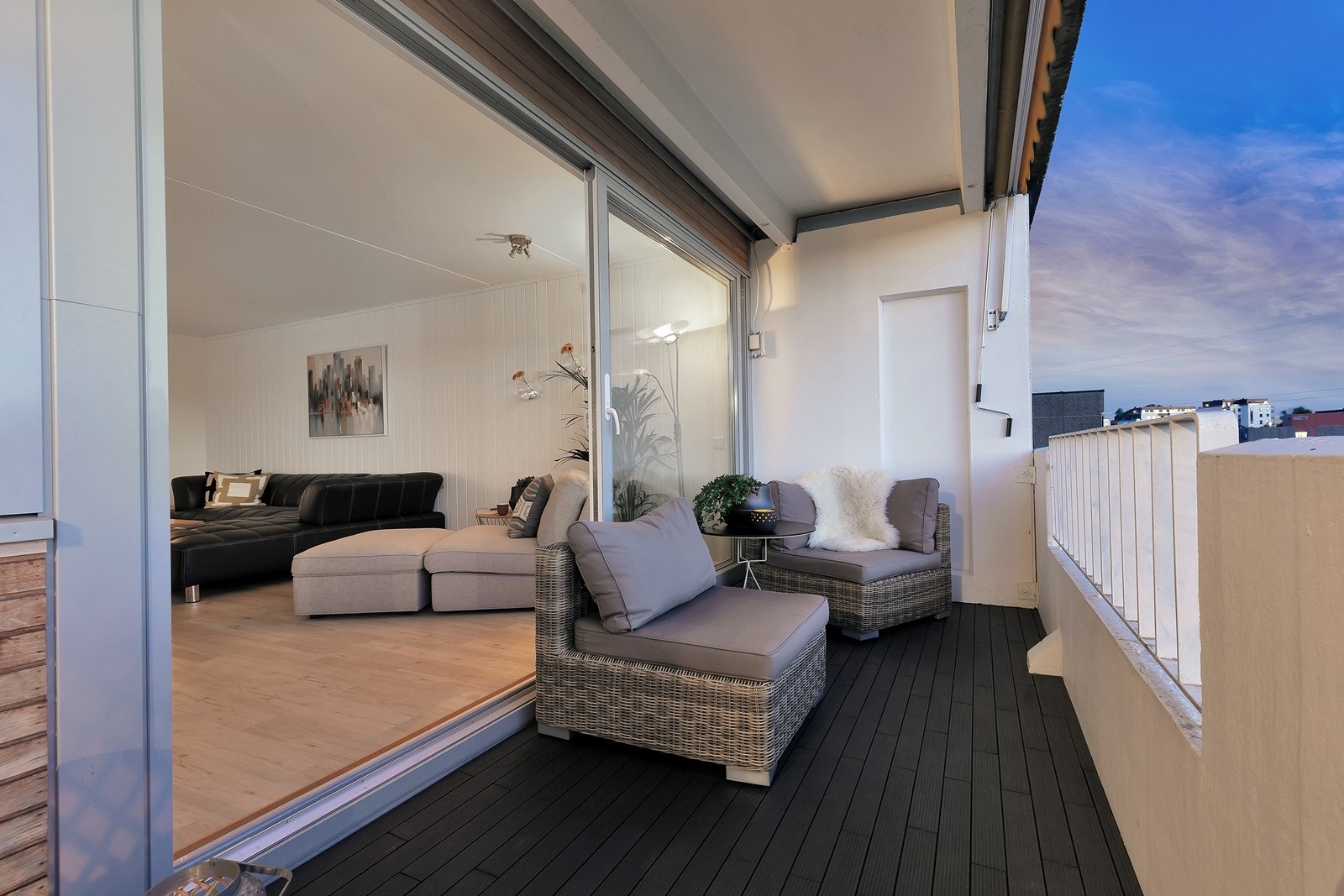 Kveldsstemning på balkongen. Galleribilde