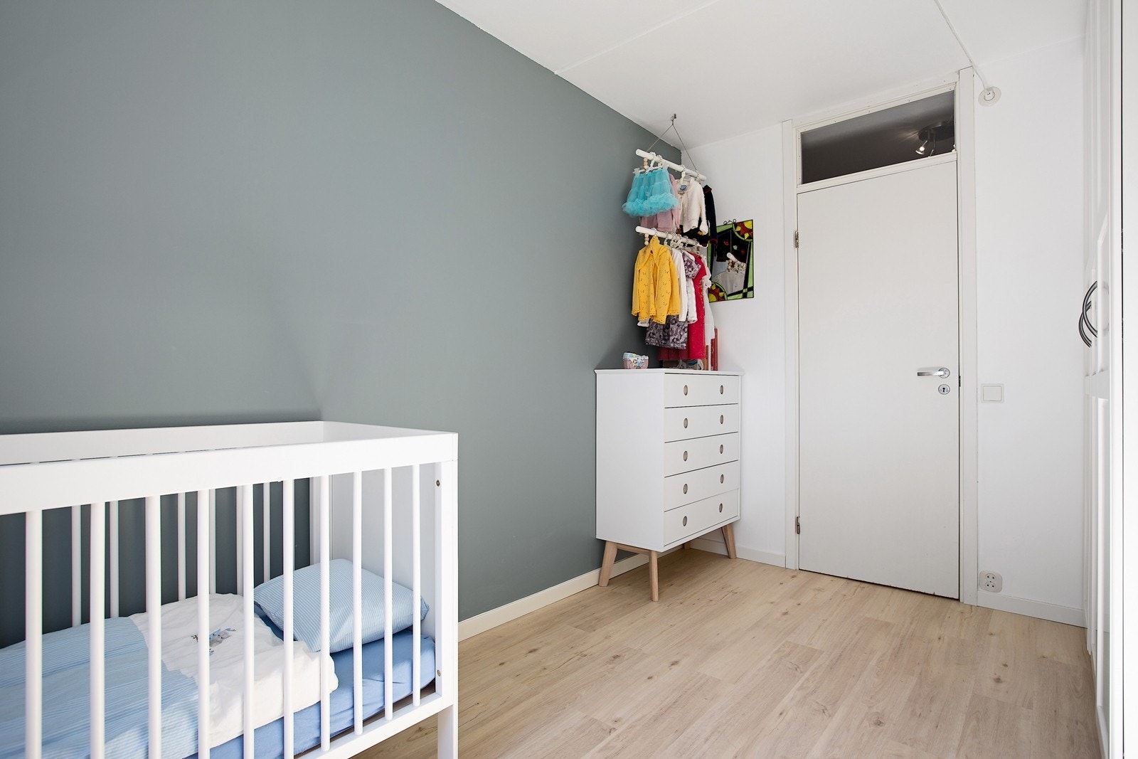 Soverom 2 med plass til ytterligere oppbevaringsløsninger/skrivebord i tillegg til medfølgende garderobeskap Galleribilde