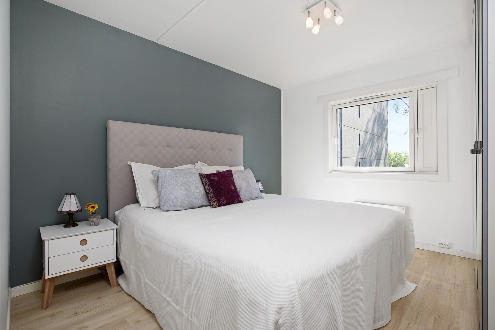 Lyst og luftig hovedsoverom med svalt vendt mot øst. Galleribilde