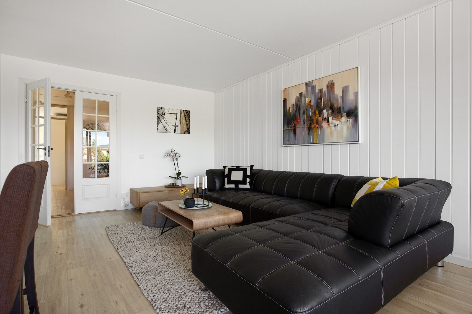 Det er god plass til stor sofarguppe i stuen Galleribilde