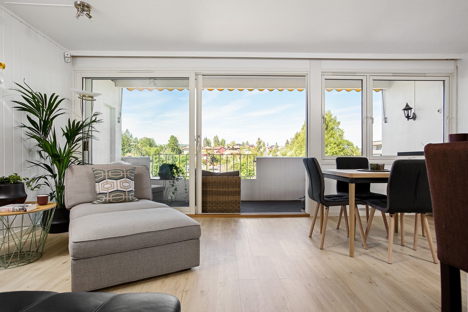 Åpen, og lys stue med usjenert og flott utsikt over nærområdene Galleribilde