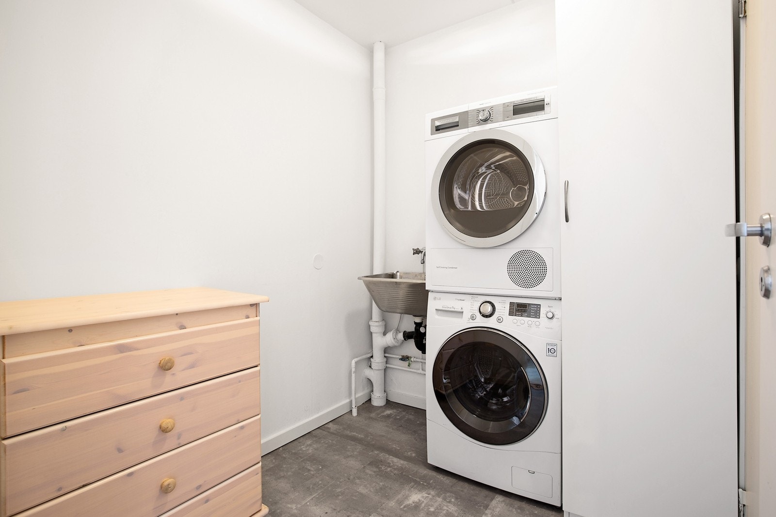 Leiligheten har noe som mange ønsker seg; et eget vaskerom som i tillegg har gode oppbevaringsmuligheter Galleribilde