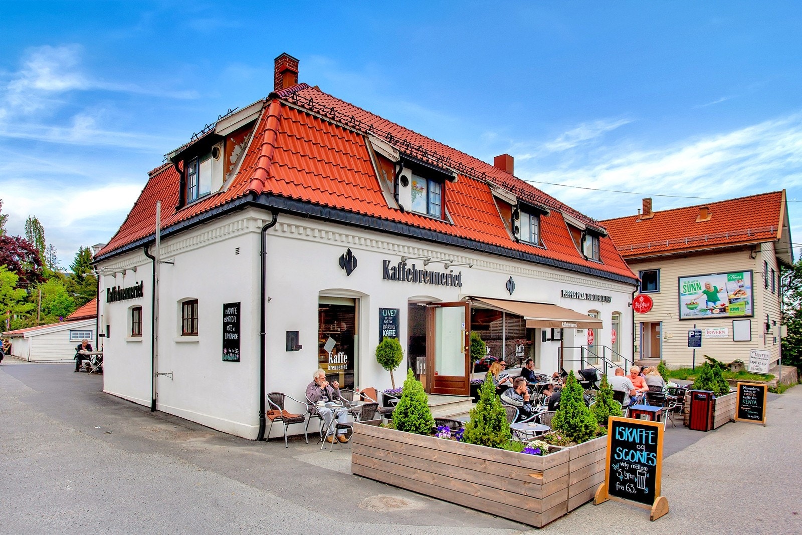 Kaffebrenneriet på Røa ligger i samme bygg som Peppes Pizza Galleribilde
