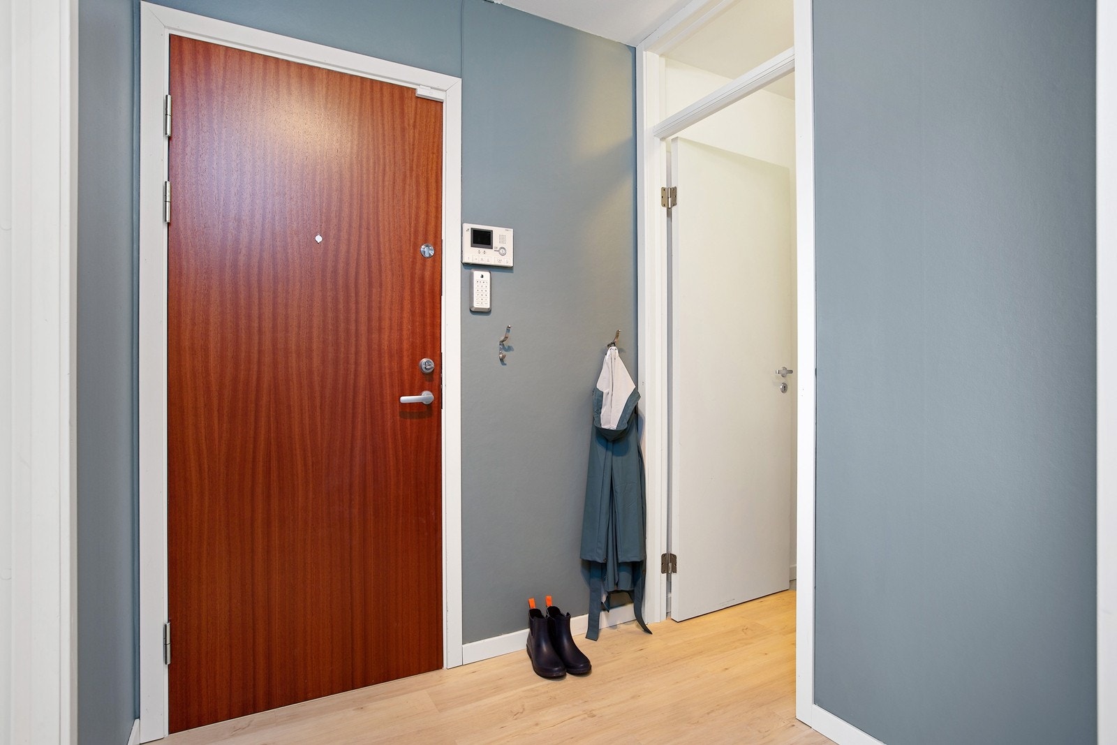 Entré med praktisk innvendig bod/walk-in closet Galleribilde