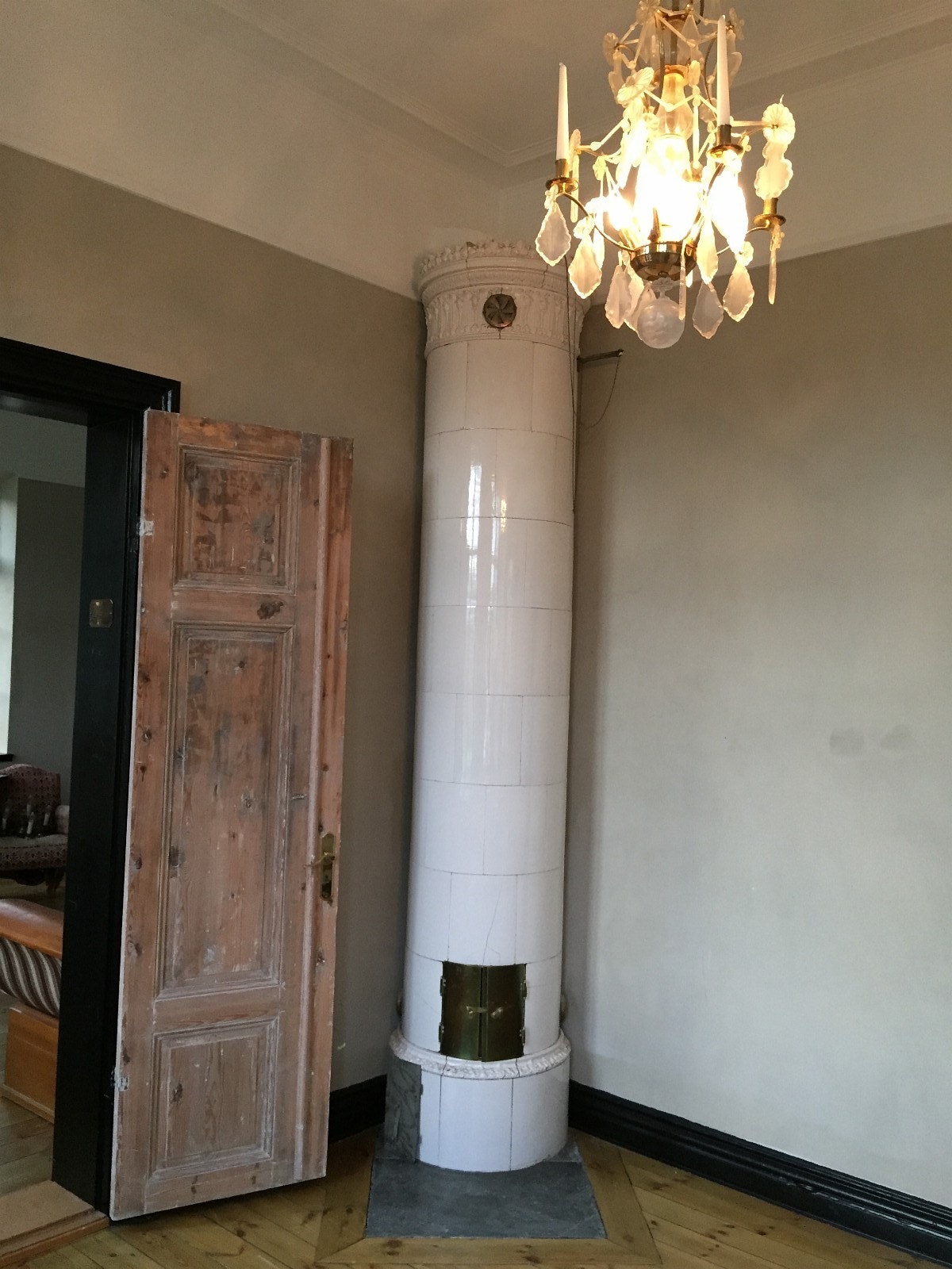 Kakkelovn/Svenskeovn forstue 2. etasje Galleribilde