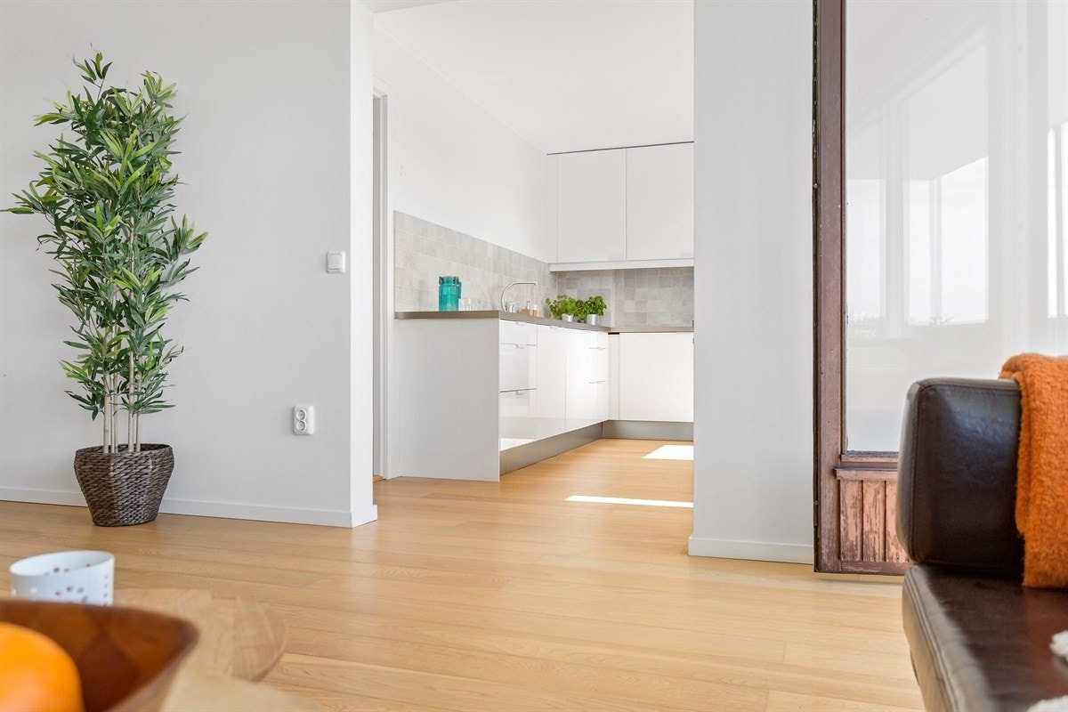 Separat kjøkken med god skap - og benkeplass, samt plass til spisemøblement. Fransk balkong på kjøkken som gir gode muligheter for utlufting. Galleribilde