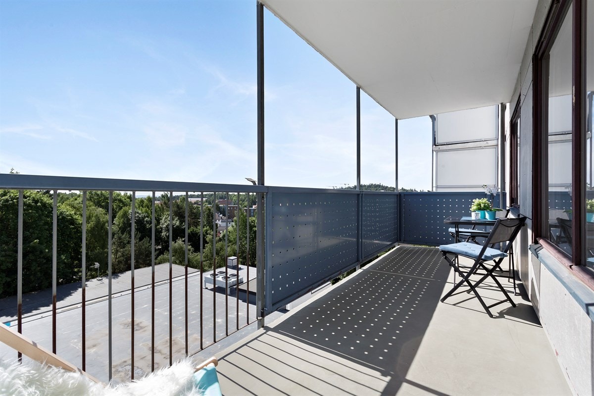 Fra stuen har du utgang til sørøstvendt balkong på 11 kvm. På balkongen har du rikelig med plass til utemøblement. Det er tillatt å grille med elektrisk eller gassgrill. Galleribilde