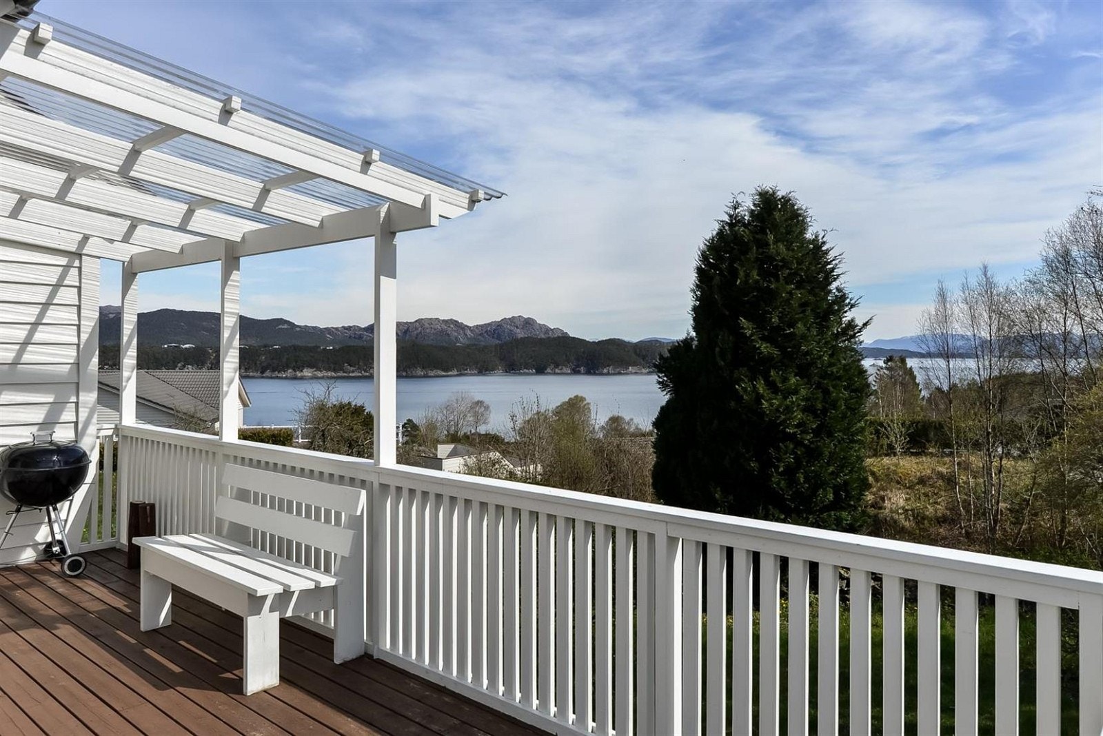 Delvis overbygd terrasse med flott utsikt Galleribilde