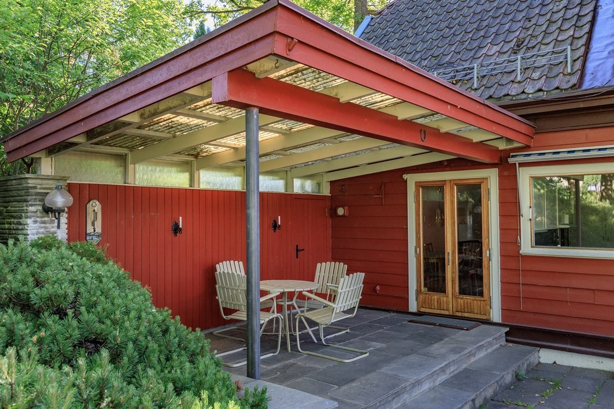 Utgang fra spisestue til overbygget terrasse Galleribilde