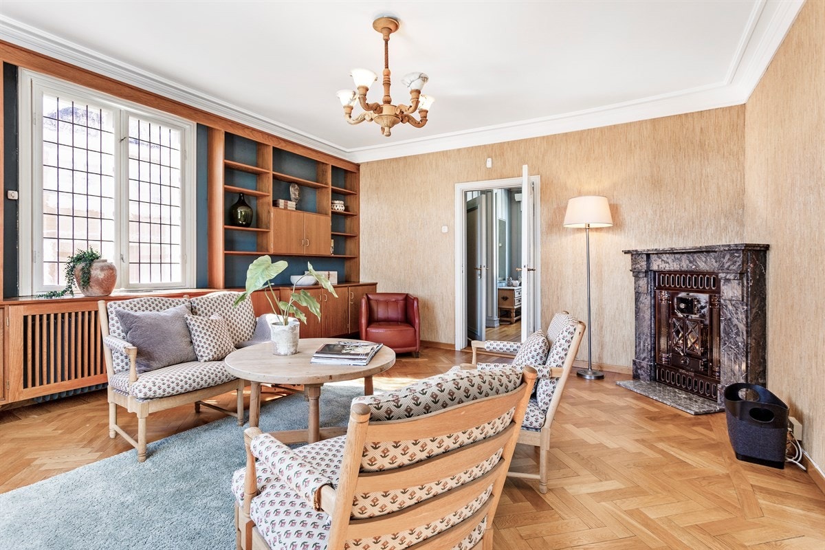 Bibliotektet med vedkamin og utgang hall og gjesteinngang Galleribilde